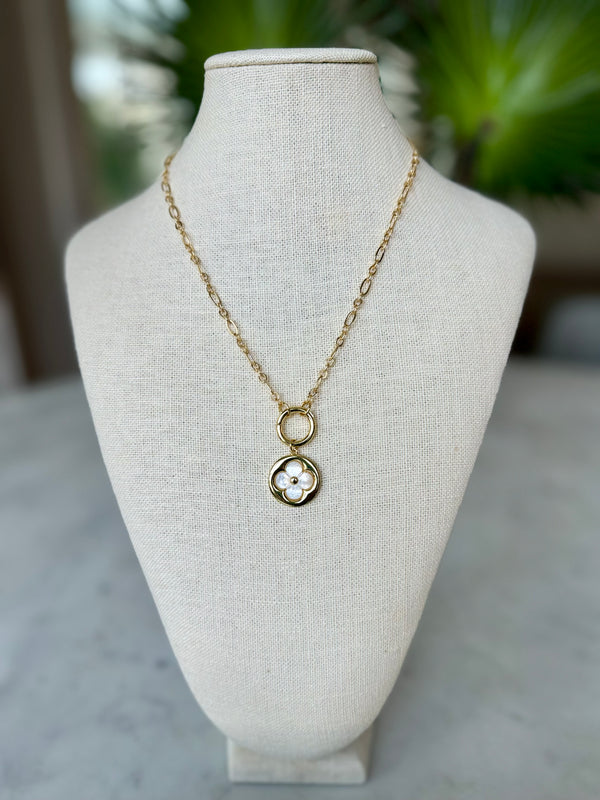 The Pearly White flower necklace