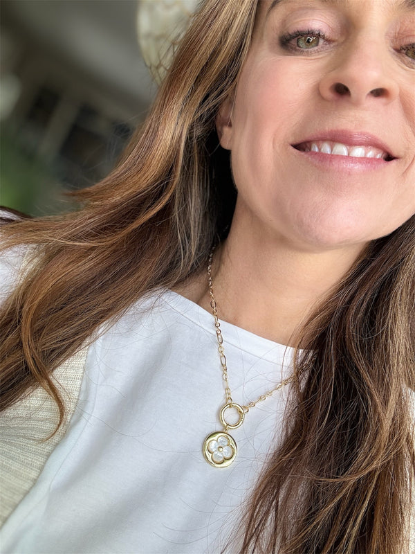 The Pearly White flower necklace